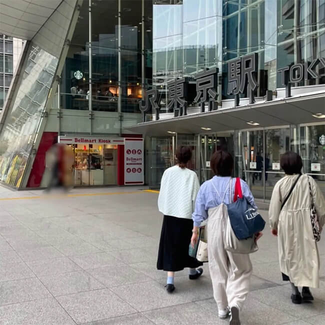 写真：100人隊デートでの一コマ。東京駅の前