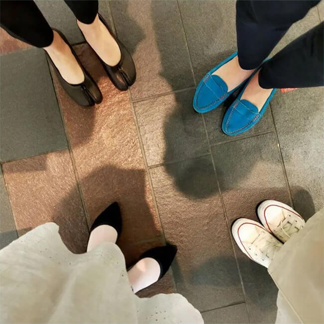 写真：LEE100人隊デートで集合した4人の靴
