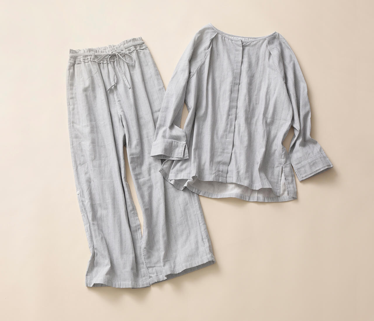 【（左）ランダムストライプガーゼパンツ】￥7920　【（右）ランダムストライプ ガーゼシャツ】￥8580／ジェラート ピケ　※カラーはシリーズ全てネイビー（写真）、ピンクベージュの2色展開