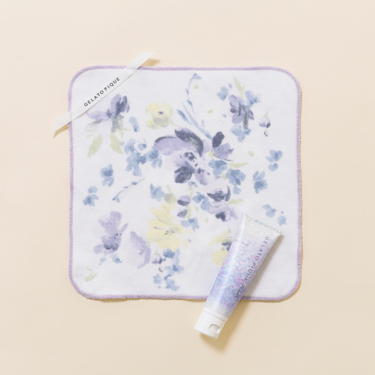  【フラワーハンドクリーム】 ￥2090　【フラワーハンドタオル 】￥1430／ジェラート ピケ　※タオルはブルー（写真）、オフホワイトの2色展開