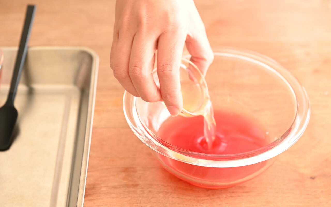 耐熱のボウルに水、かき氷シロップ、レモン果汁を入れて混ぜ合わせる。