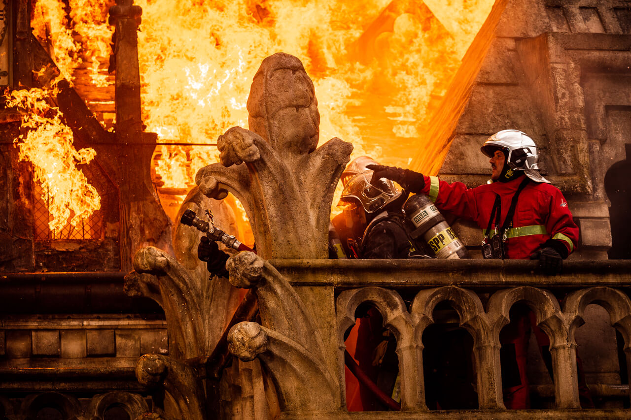 写真：炎の中作業する消防士