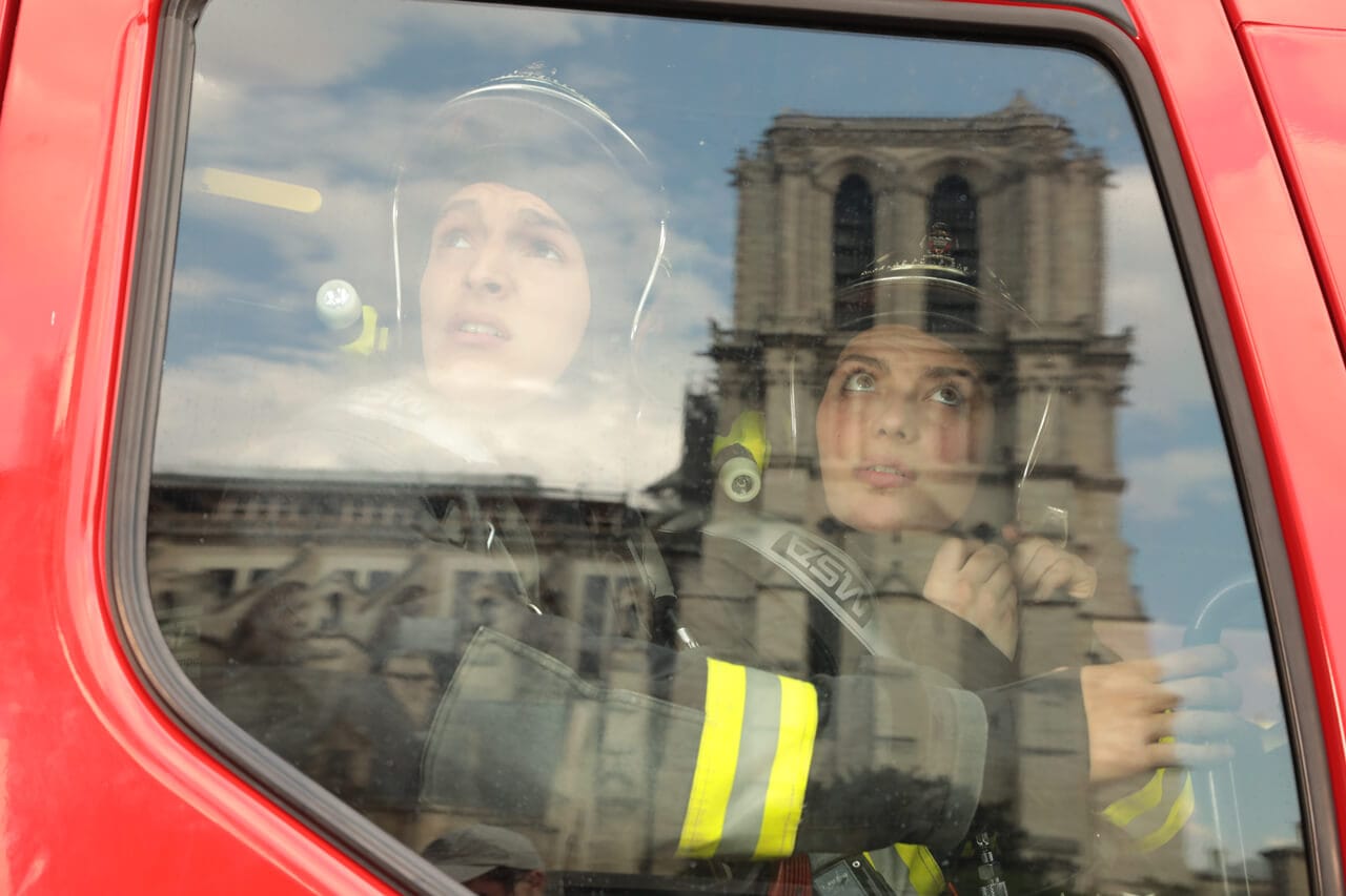 写真：消防車の中にいる消防士2名