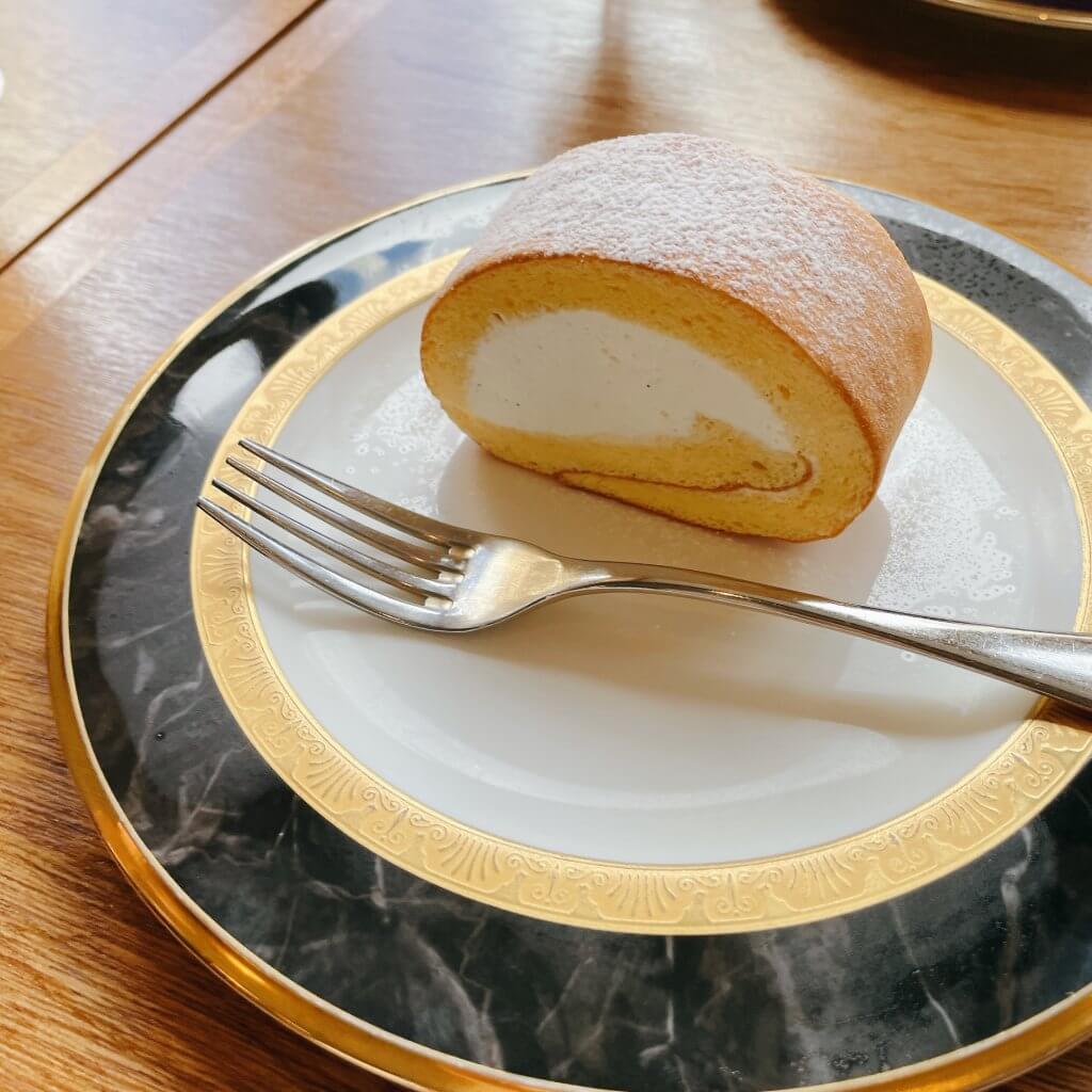 蔵前にあるカフェ「半月」でロールケーキ