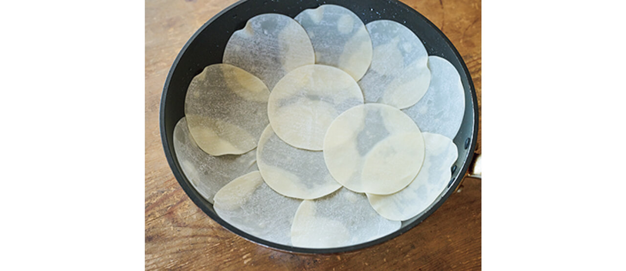 餃子の皮は隙間が空かないよう、でもできるだけ重ならないようにフライパンに敷く