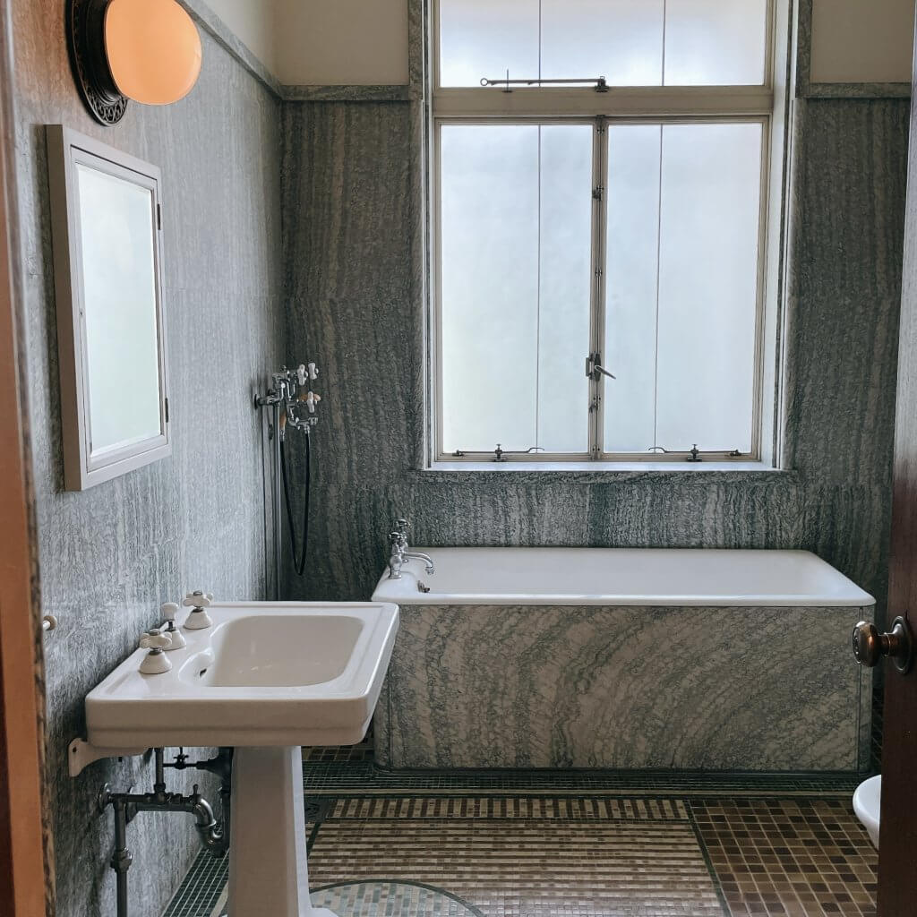 東京都庭園美術館の旧朝香宮邸の第一浴室。モザイクタイルや大理石がふんだんに使用されているお風呂。LEE100人隊ブログ