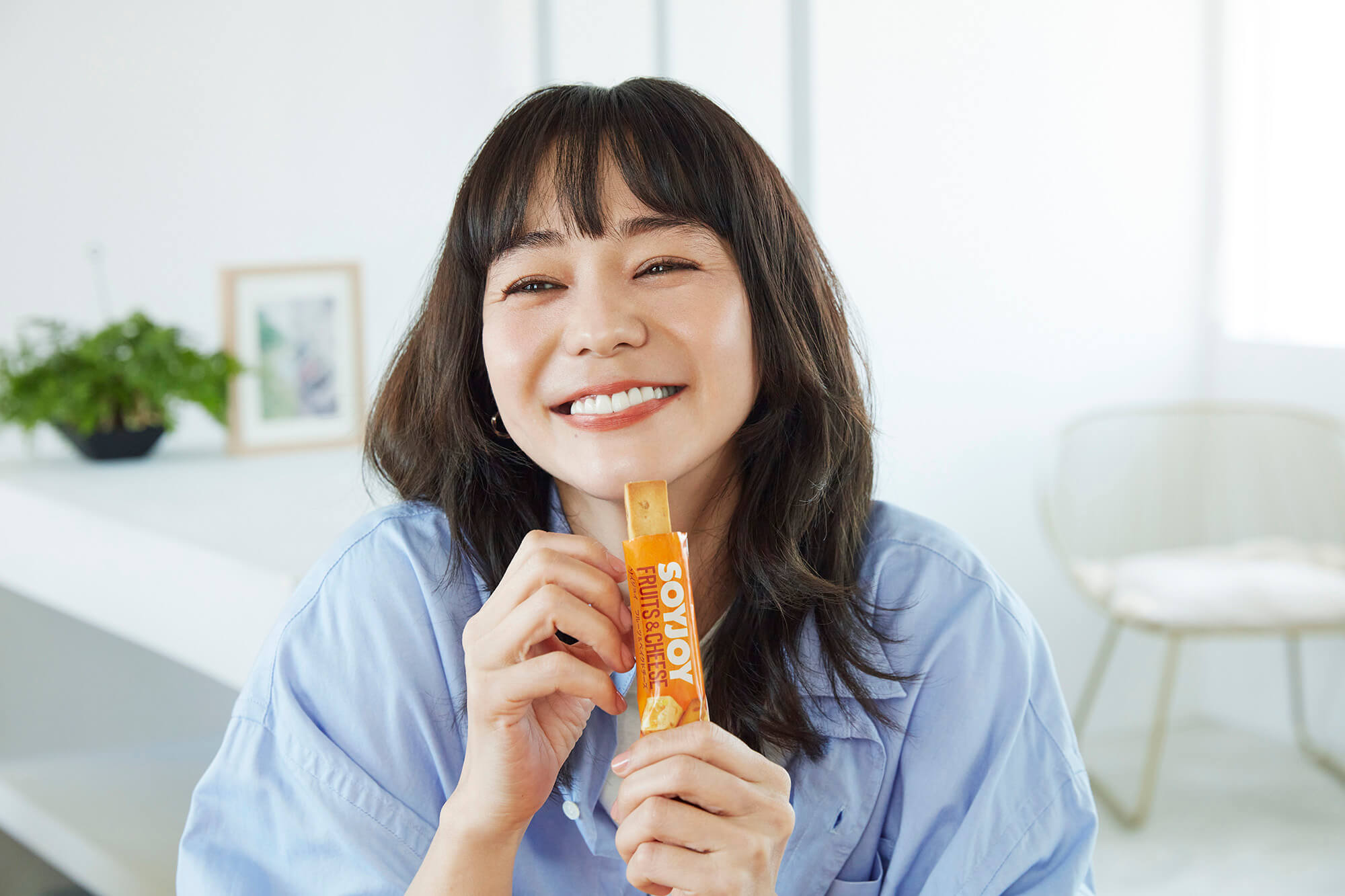 SOYJOYフルーツ＆ベイクドチーズを食べる竹下玲奈さん