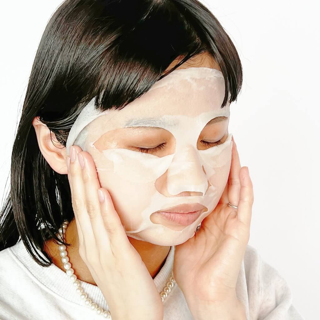 美容成分がたっぷりひたひたに染み込んでいるやわらかいマスクが、肌にしっかり密着。シミ・シワ・たるみなどの肌トラブルを予防してくれるというのが心強い！