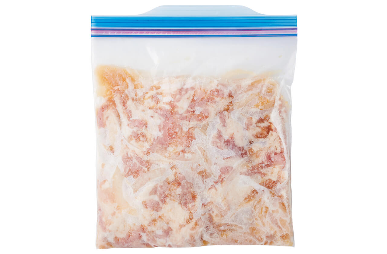 豚肉は5㎝長さに切り、玉ねぎは薄切りにする。保存袋に入れてタレを加えてもんで混ぜ、空気を抜きながら平らにして口を閉じる。冷凍庫に入れて保存する（冷凍保存は一晩以上、1カ月まで可。冷凍方法は下記参照）。