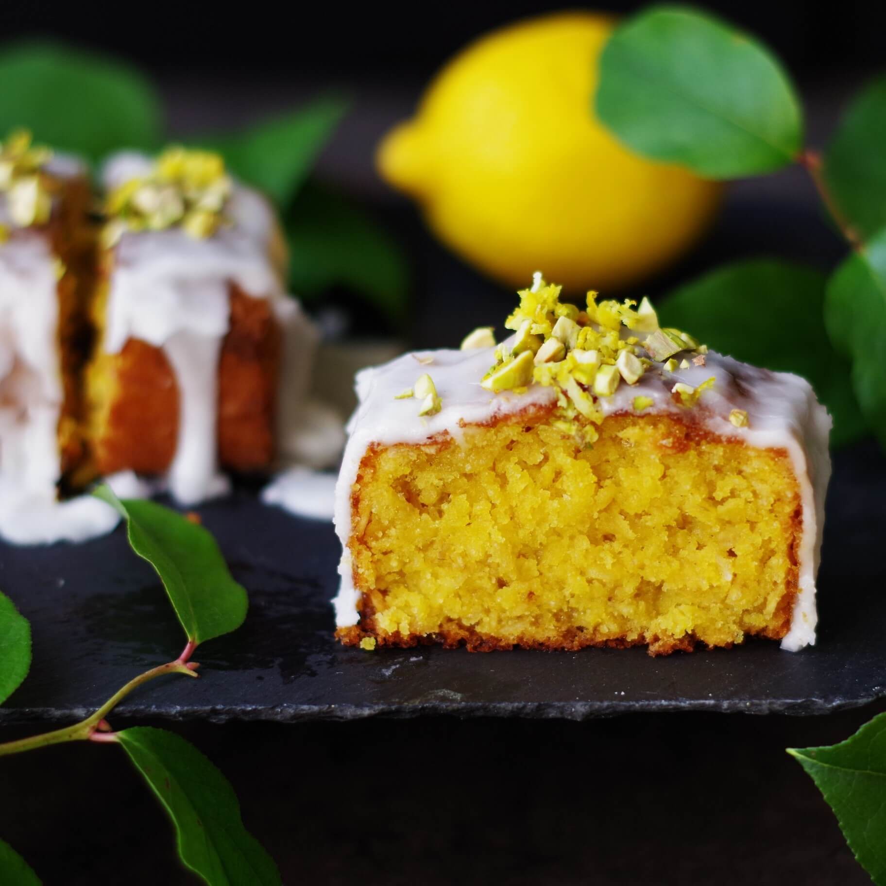 写真：オートーミール　手作りお菓子　レモンオートミールケーキ　物撮り　カット部分