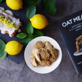 写真：オートミールクッキー　レモンオートミールケーキ　レシピ本　物撮り　上から　手作りお菓子