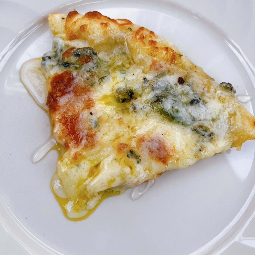 写真：クワトロフォルマッジにハチミツで最高な手造りピザ