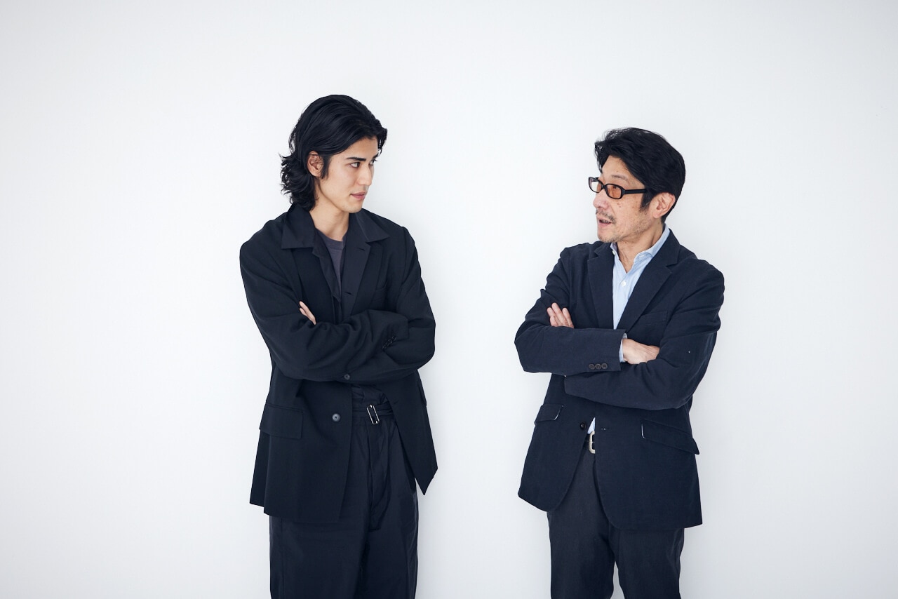 写真：『せかいのおきく』の阪本順治監督と寛一郎さんがお互いを見る様子