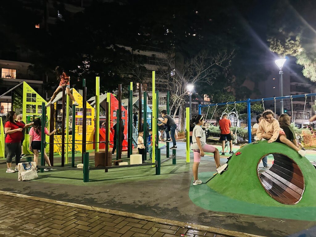 ブエノスアイレスの夜の公園で遊ぶ子どもたち