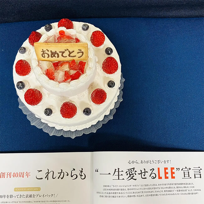 写真：LEE6月号と「おめでとう」のメッセージが書かれたケーキ