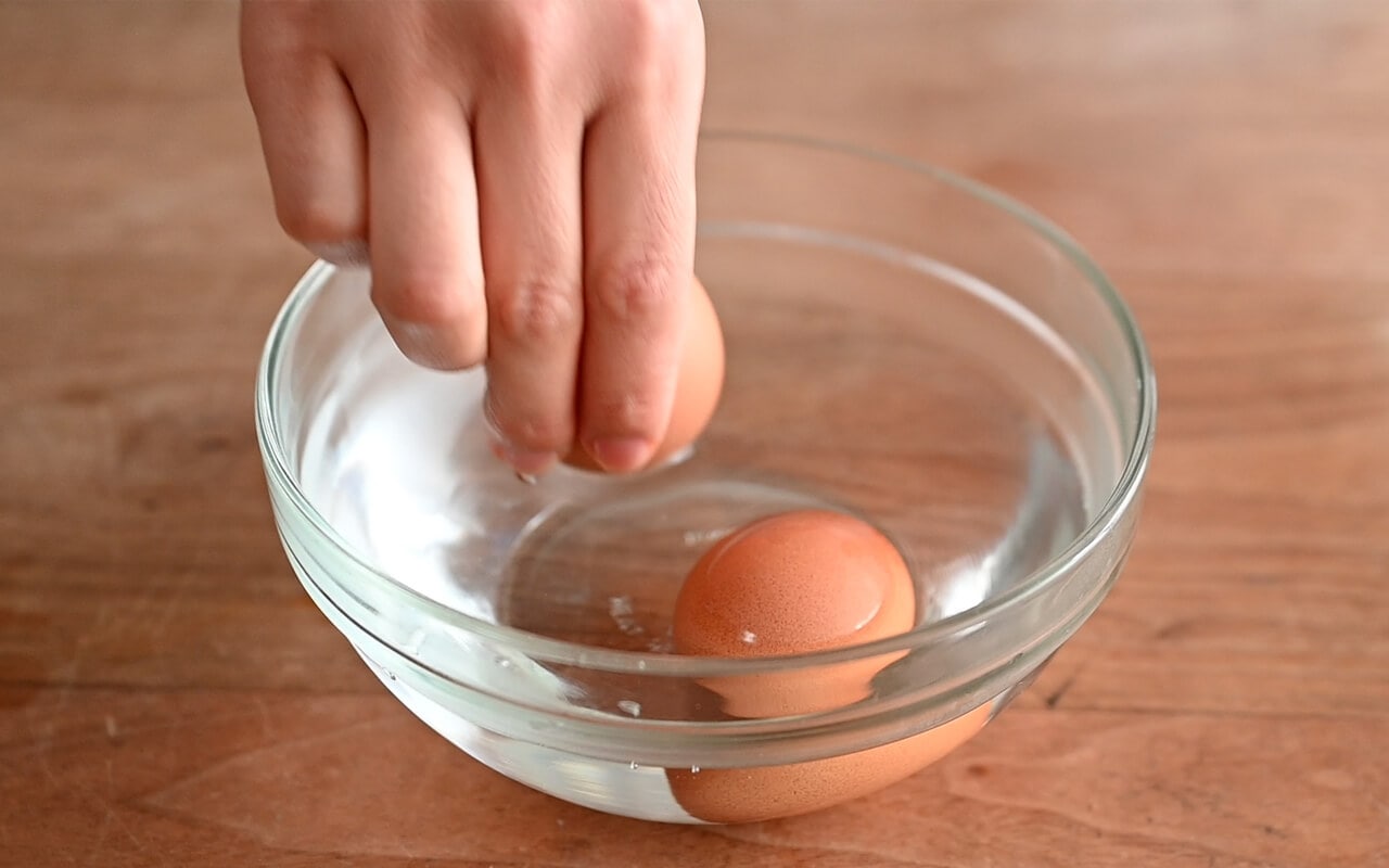 卵を殻付きのまま5分ほど入れておく