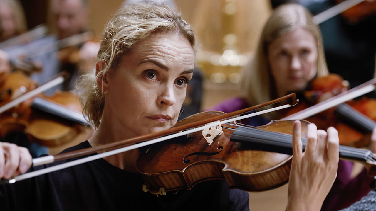 写真：映画「TAR」の中でバイオリンを弾く女性