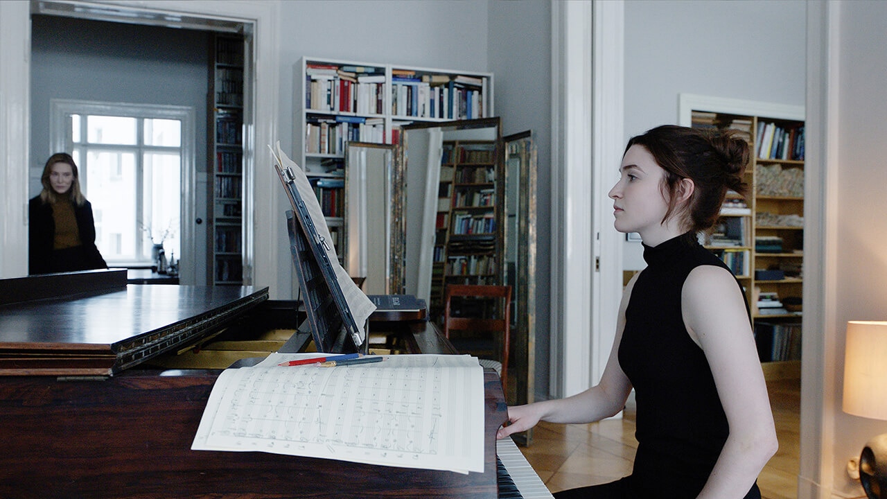 写真：映画「TAR」ピアノを弾く女性