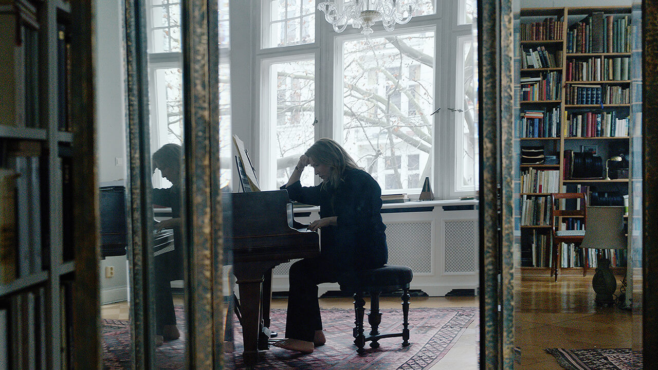 写真：映画「TAR」の主人公がピアノの前にいるシーン