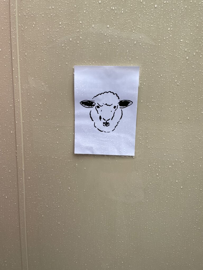 外のキッチンカーに描いてあった羊さん