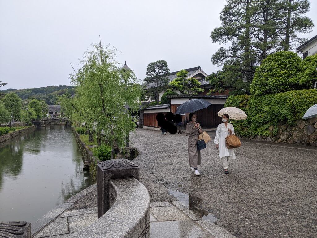 写真:美観地区を歩く