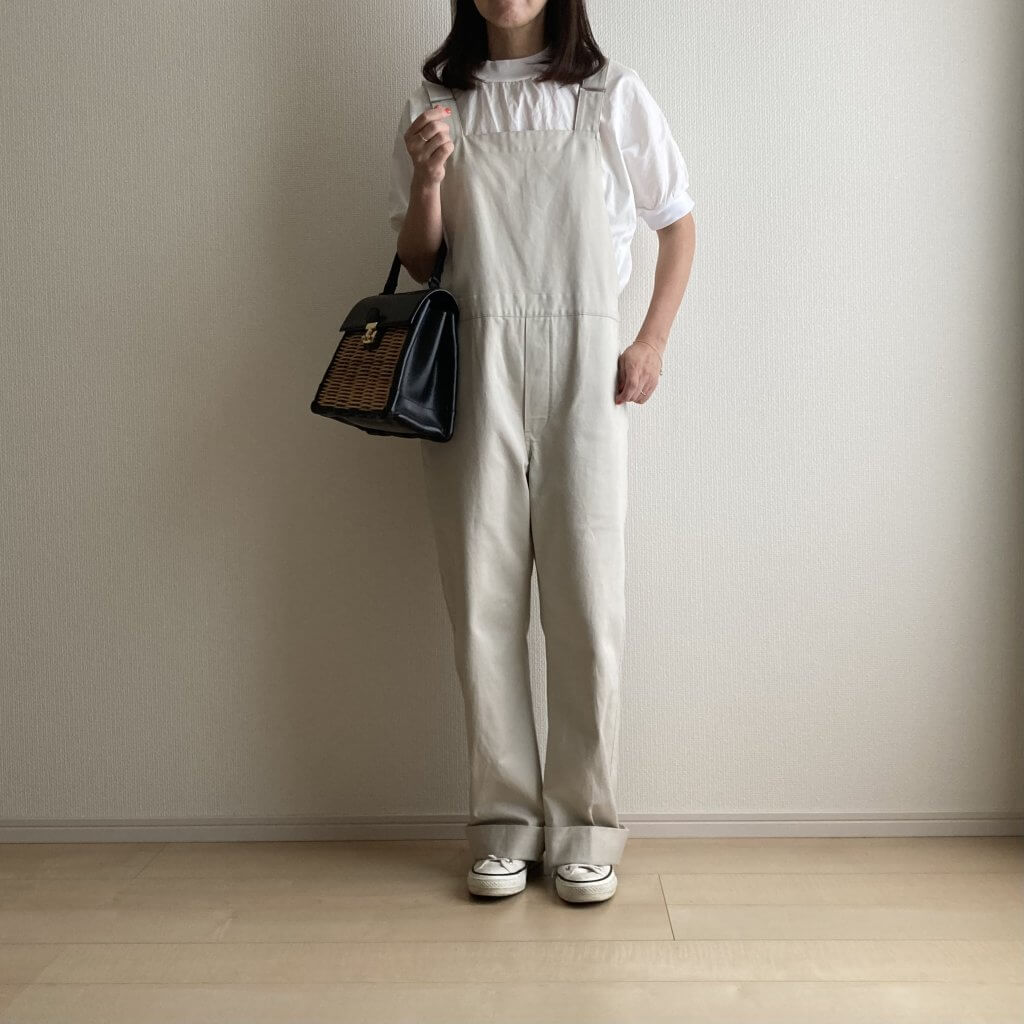 写真　小暮美奈子さんが立ち上げたオリジナルライン M medium(ミディアム）オーバーオール、大人のシンプルオーバーオール