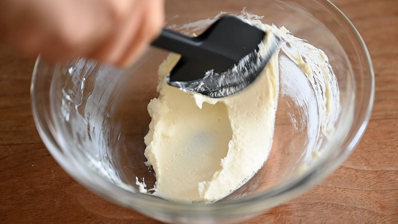 室温に戻したクリームチーズを柔らかくなるまで練り混ぜ