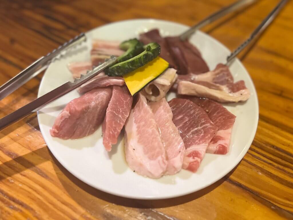 【沖縄】島豚ひとすじの専門店「満味」で味わい尽くしその恵みを伝え紡ぐ 001icoco