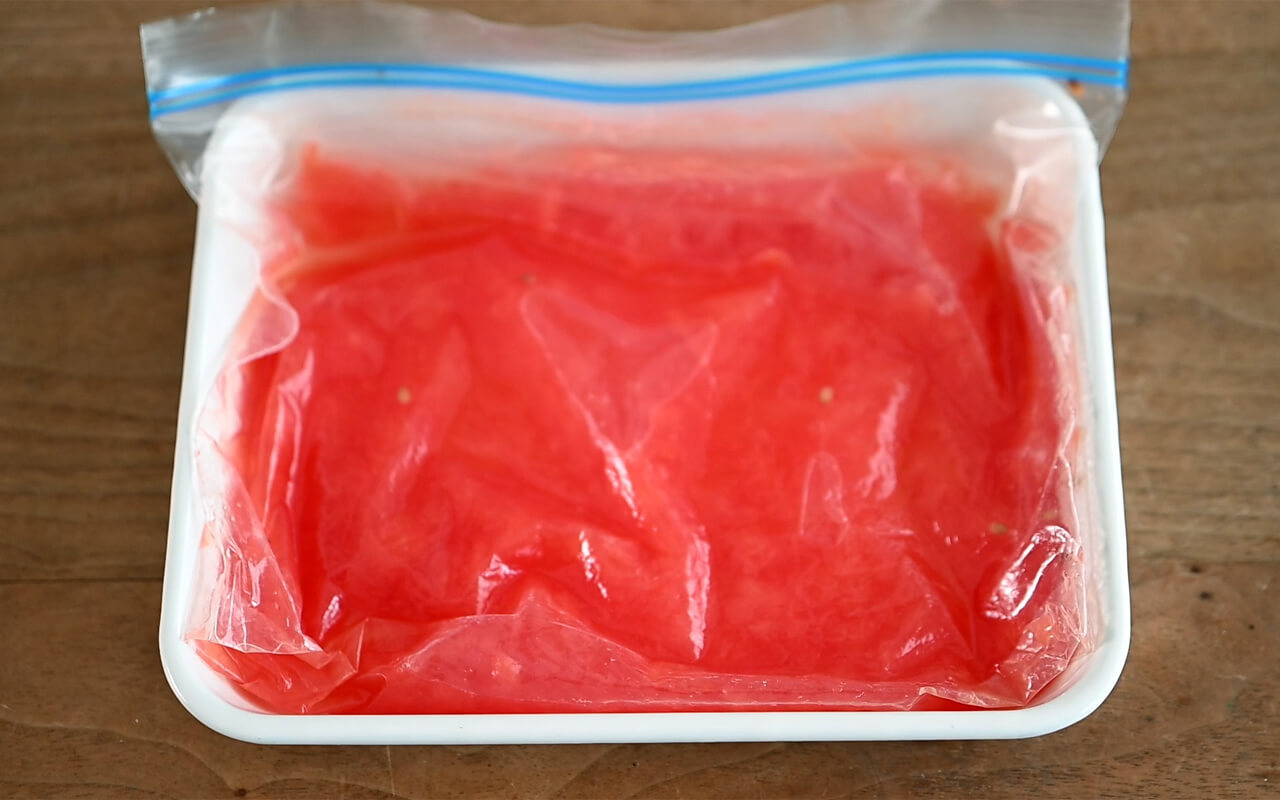 バットにジッパーバッグごと平らに入れて冷凍庫で凍らす。