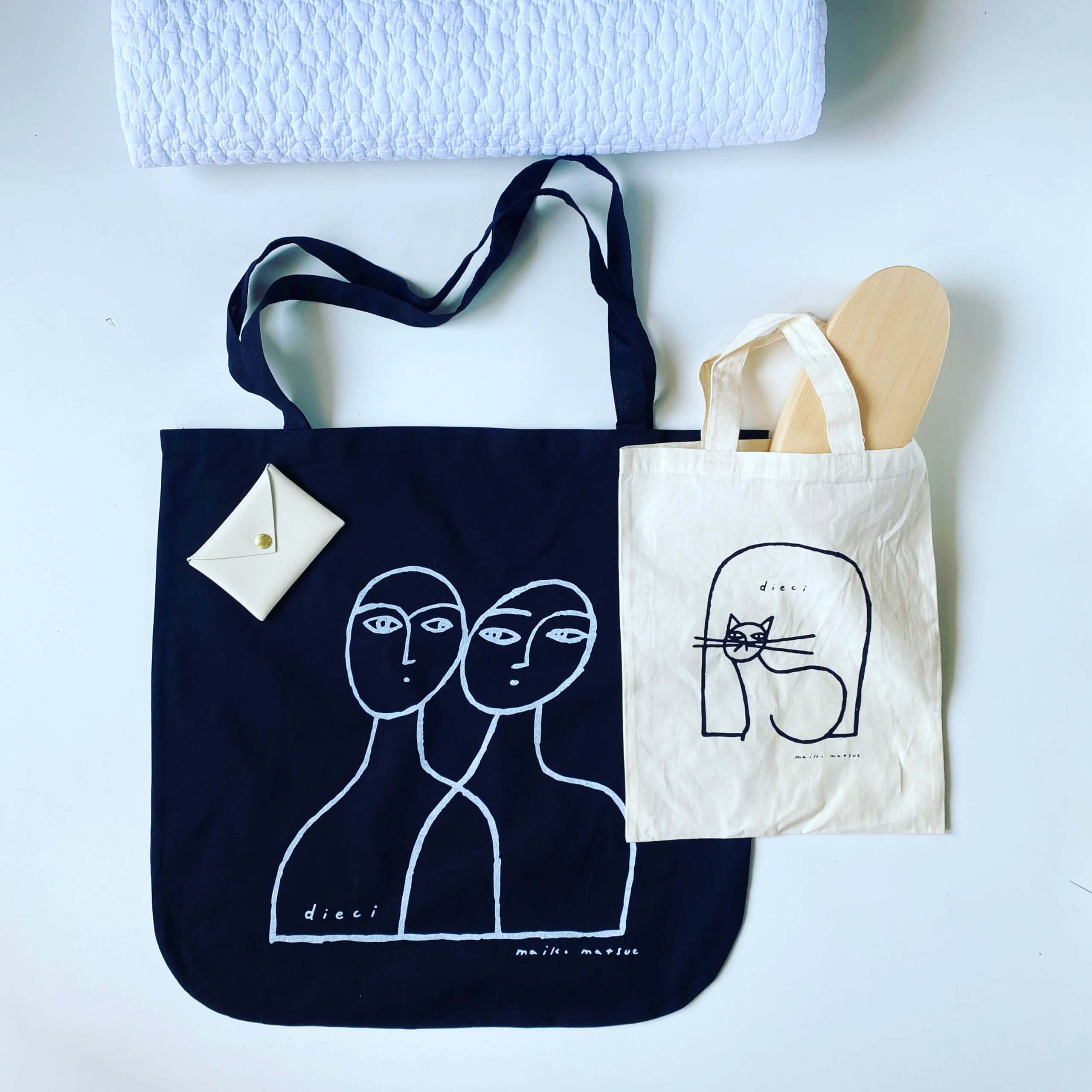 写真：dieci　F/styleのまげわっぱ弁当箱、韓国製キルティングラグ　cinqのカードケース　まつえまいこ　ショッピングバッグ　物撮り　上から