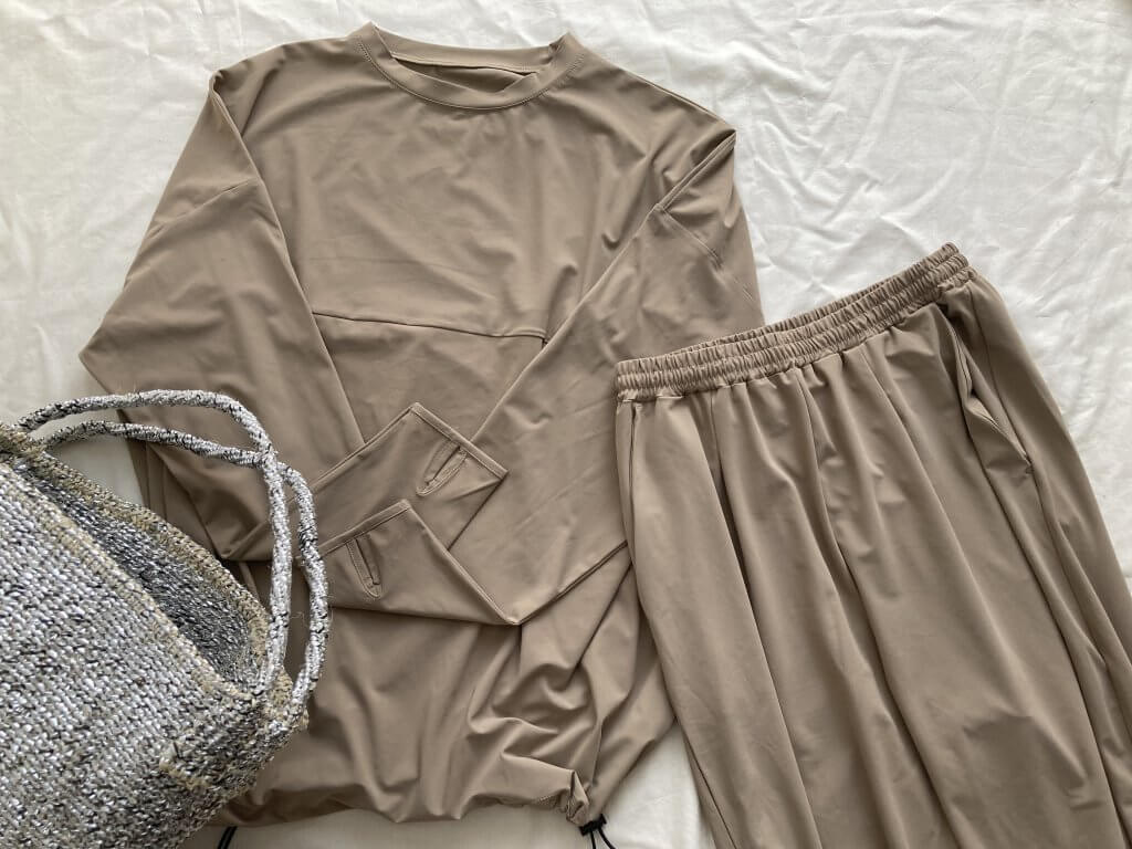 写真　40代、50代のオシャレ水着、earthy（アーシー）の洋服感覚で着られるオシャレな「ラッシュガード」