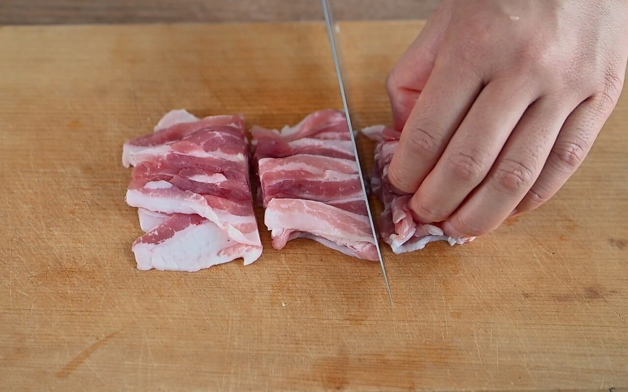 豚バラ肉は３cm程度に切る。