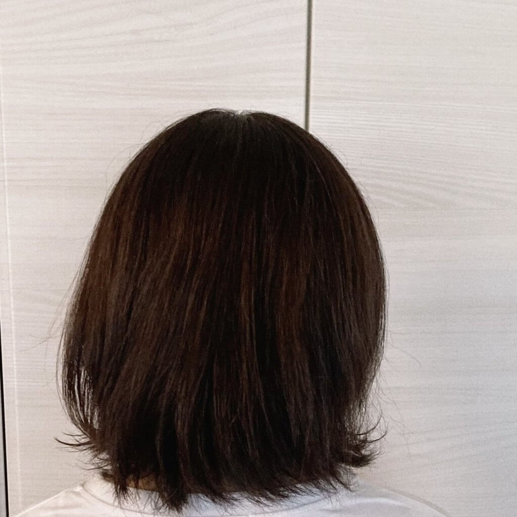 【40代】くせ毛をを活かしたミディアムヘア　バック