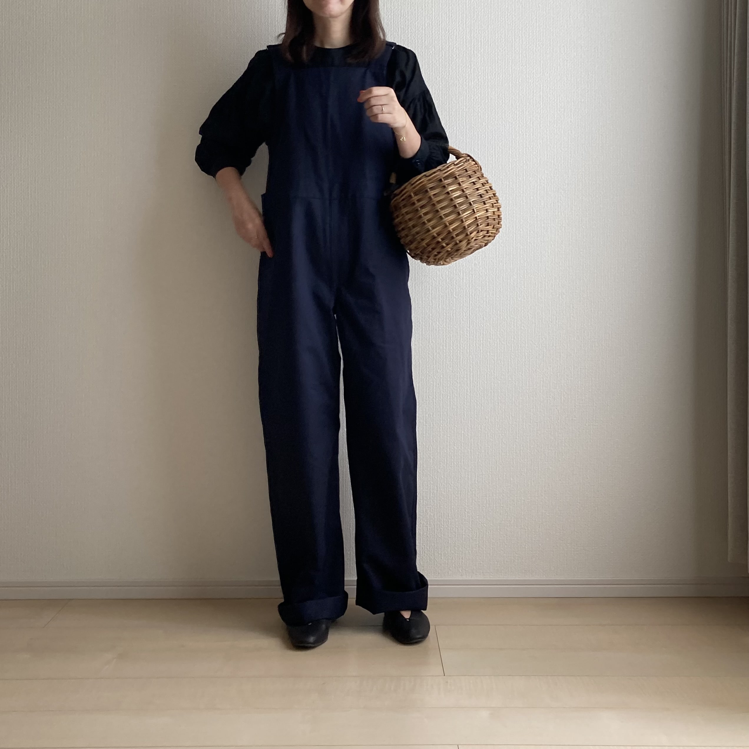写真　スタイリスト小暮美奈子さんが手がける– M – [ medium ]のオーバーオール、大人のオーバーオール