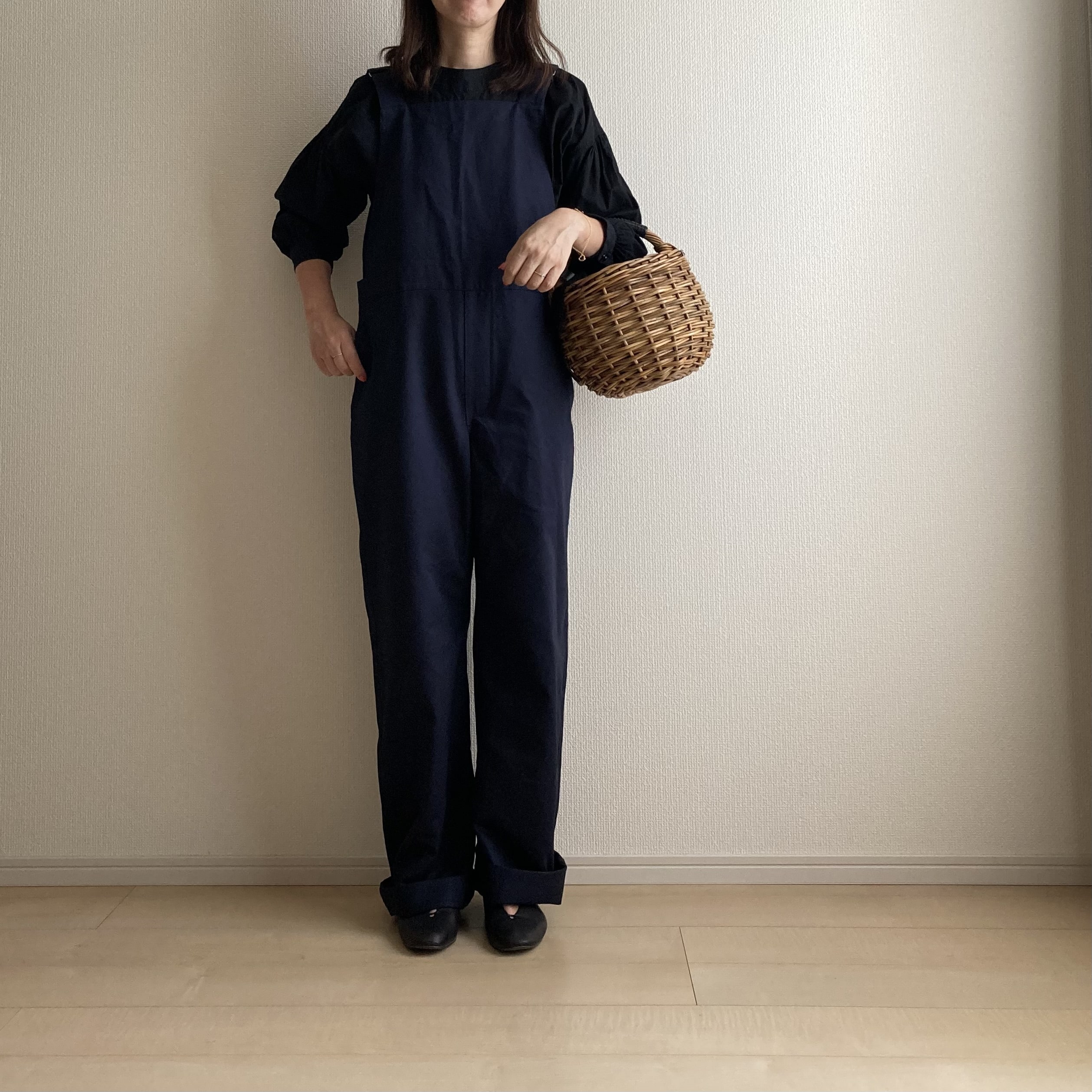 写真　スタイリスト小暮美奈子さんが手がける– M – [ medium ]のオーバーオール、大人のオーバーオール