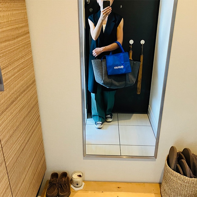 写真：【LEE2023年10月号特別付録】イッタラ ときめく北欧ブルー 保冷・保温スクエアトートをもつ100人隊