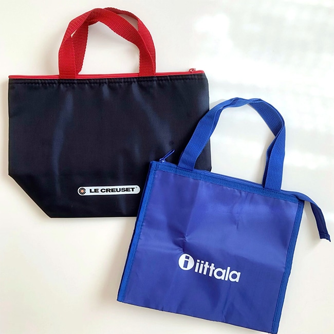 写真：【LEE2023年10月号特別付録】イッタラ ときめく北欧ブルー 保冷・保温スクエアトートと紺色の保冷バッグ