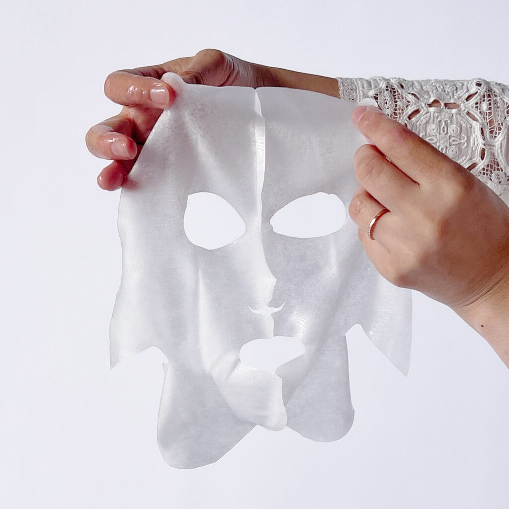 乾燥肌で常に肌の疲れを感じている私は、「ローヤルゼリー」配合のマスクをお試ししてみることに。袋から出すと、「立体密着3Dシート」を採用しているということで、このように立体的ない形状のマスクが入っていました。