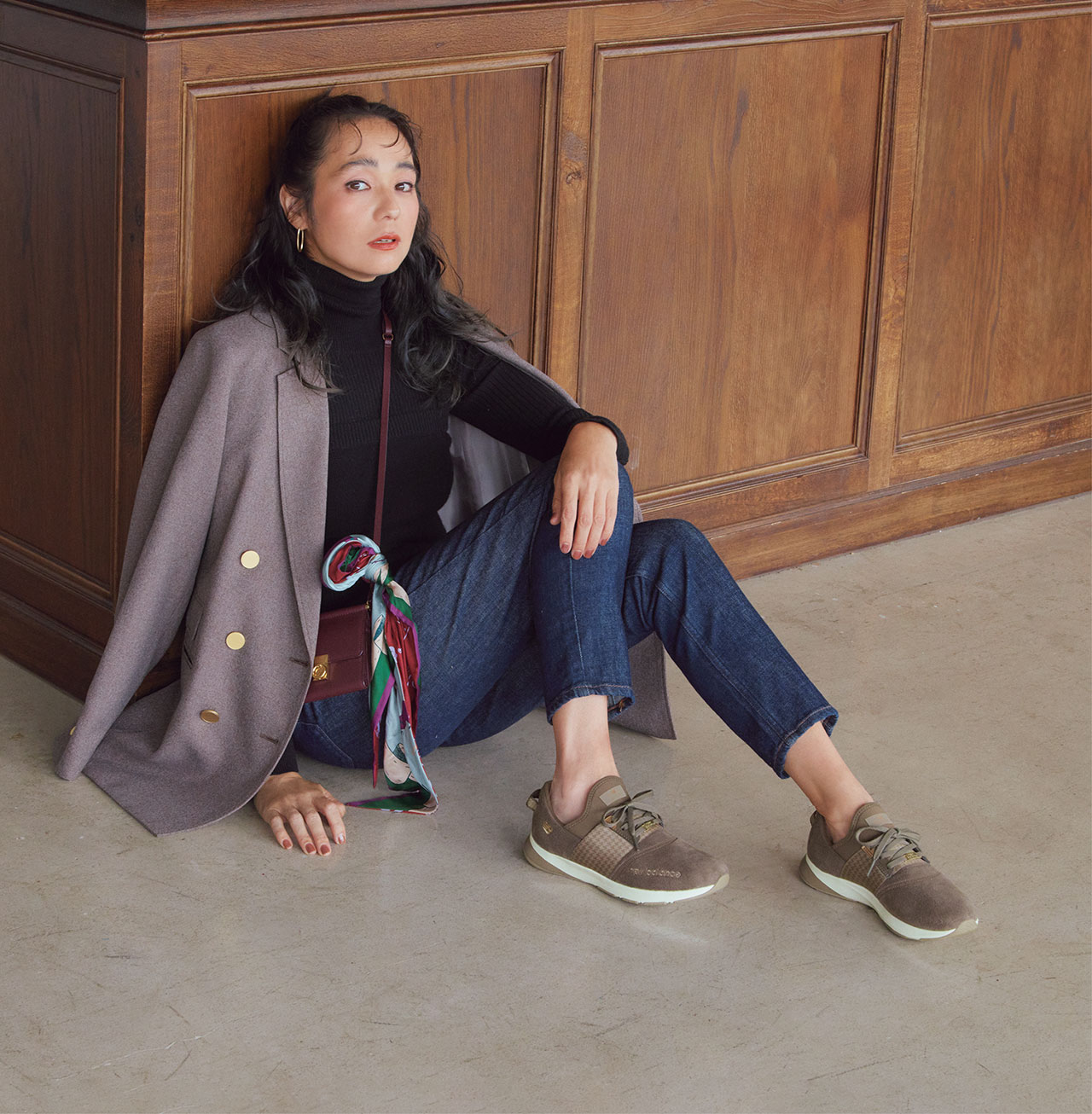 靴「WXNRGAC3」¥9790/ABCマート(ニューバランス) ジャケット¥18920/シップス インフォメーションセンター(シップス エニィ) ニット¥5990/アンフィーロ パンツ¥23100/ゲストリスト(アッパーハイツ) バッグ¥26000/ポレーヌ カスタマーサービス(ポレーヌ) スカーフ¥14300/マニプリ ピアス¥31900/マリハ モデル/竹下玲奈さん
