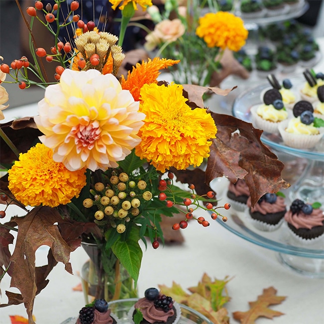 写真：100人隊撮影のフラワーアレンジメントとケーキのディスプレy