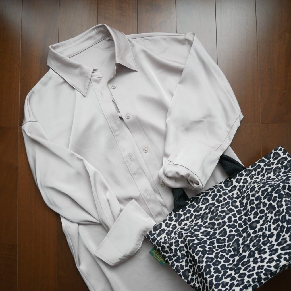 【GU】サテンオーバーサイズシャツ（長袖）｜31 BEIGE