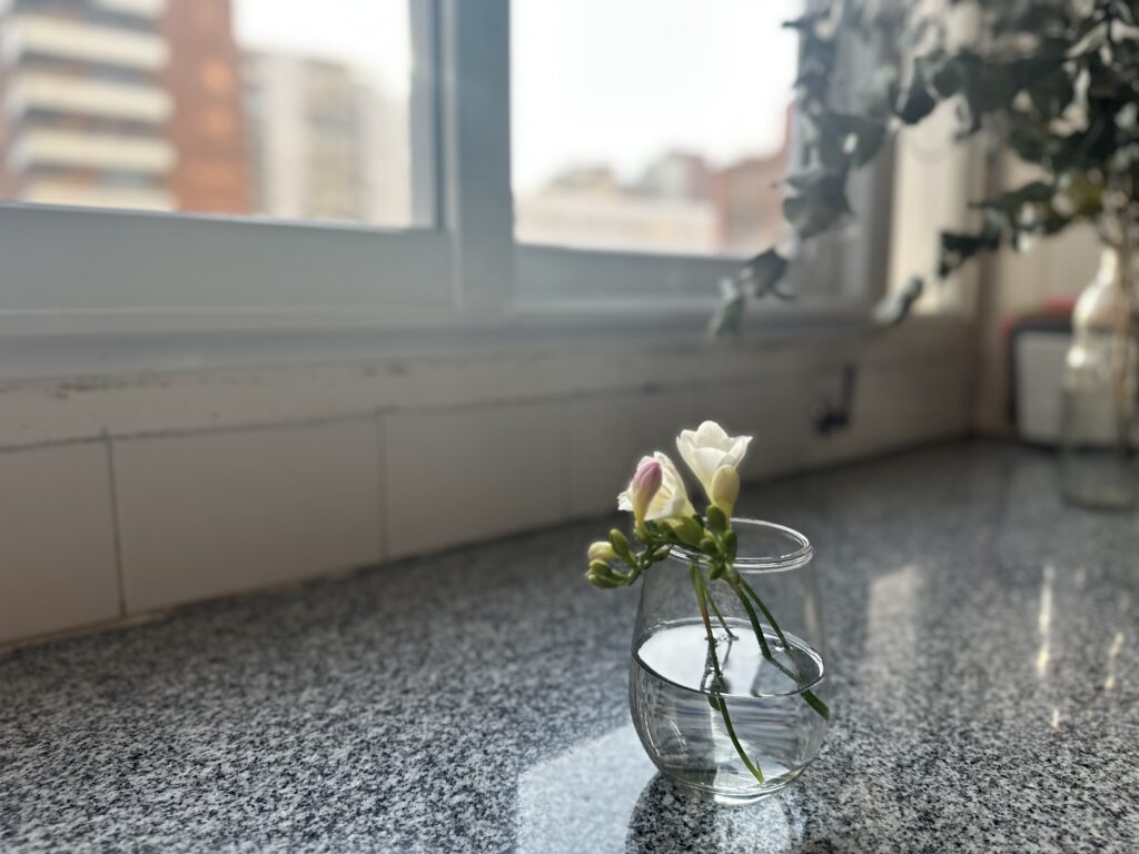 窓際の小さな花瓶