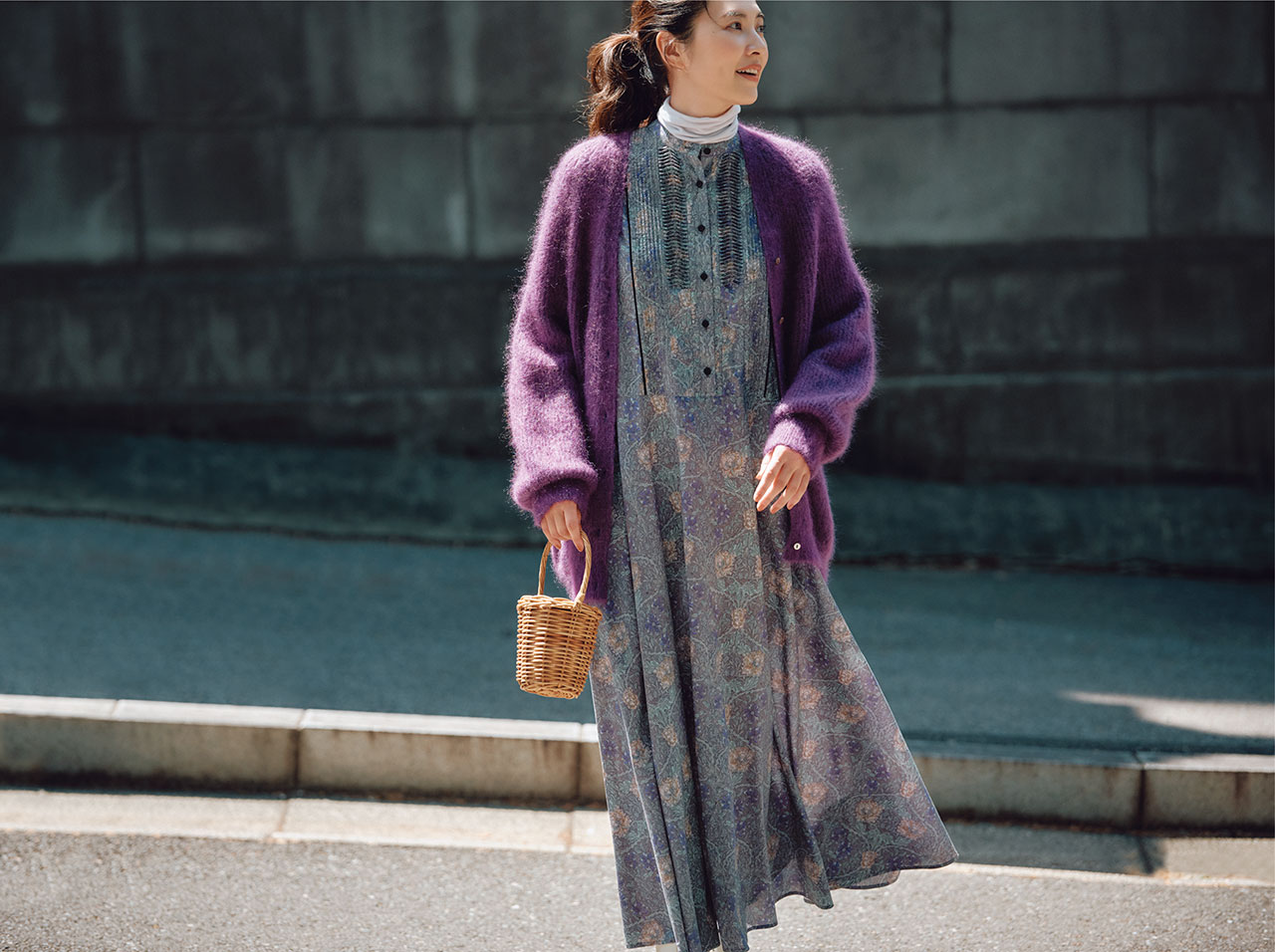 ワンピース¥49500・カーディガン¥33000・カットソー¥14300／アデュー トリステス　バッグ／スタイリスト私物　モデル／浜島直子さん