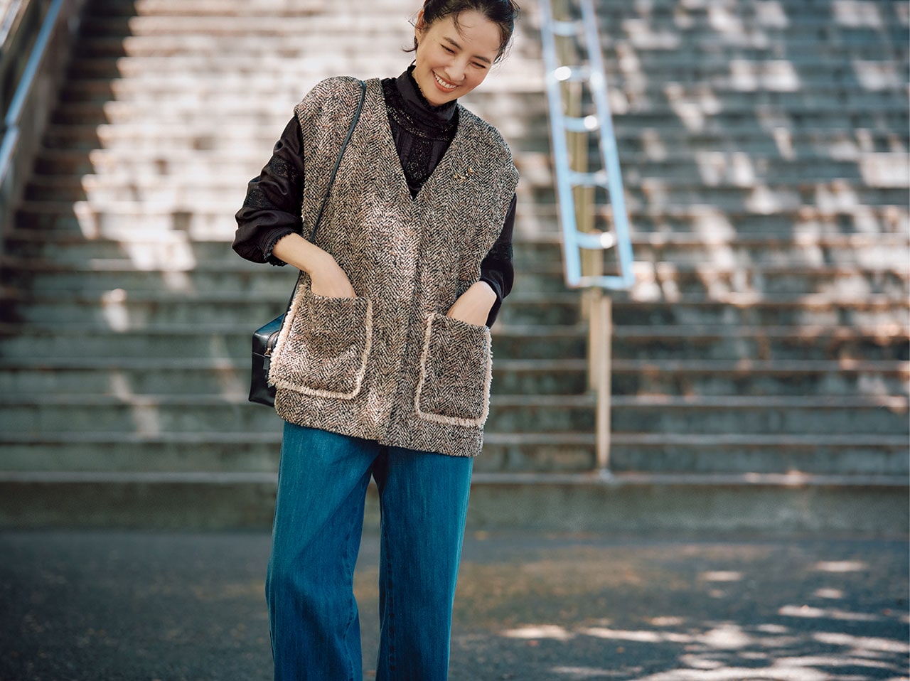 ジレ¥35200・ブラウス¥19800・パンツ¥18700・ブローチ¥8140・バッグ¥15620／アデュー トリステス　モデル／浜島直子さん