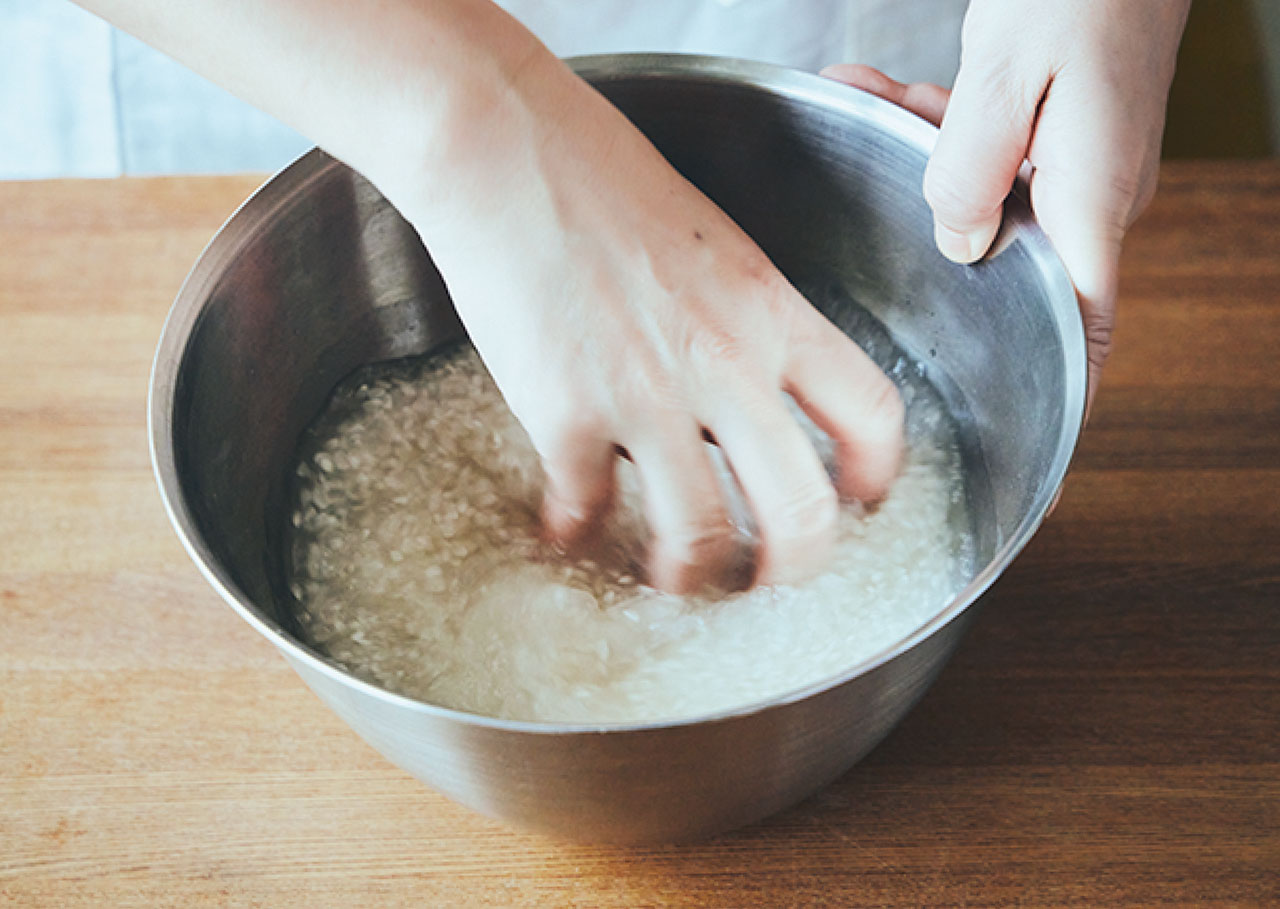 最初に米の表面の汚れを取るために米を洗う。