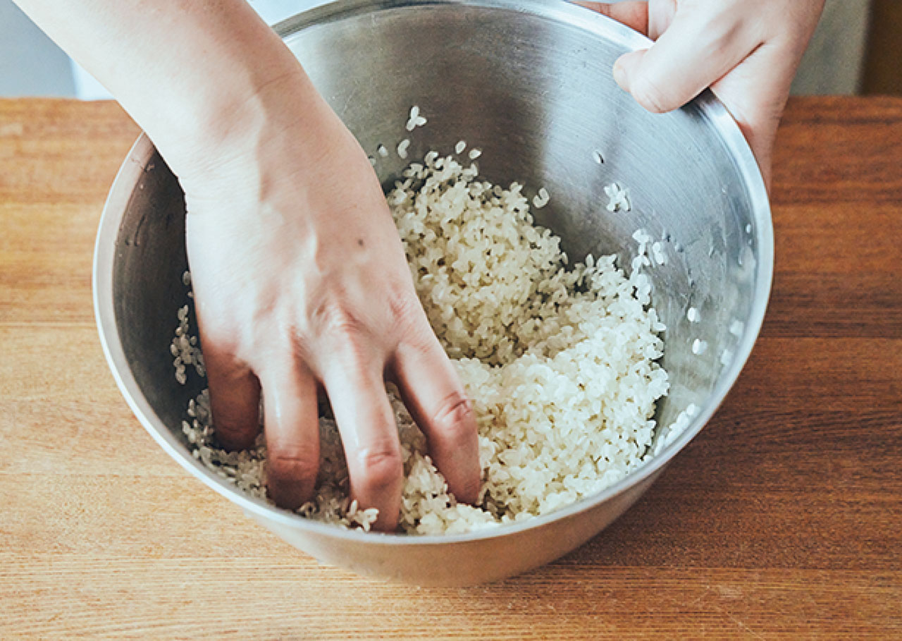 指先をグレープフルーツを持つくらいの大きさに開き、水をきった状態で米を大きくかき回してとぐ。