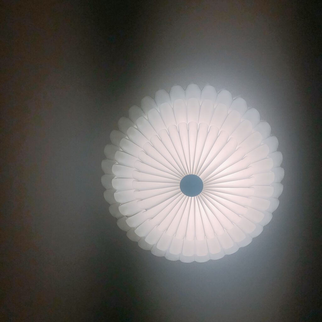 LEDシーリングライト照明　VENTOTA　Scelto「シェルト」を点灯した写真
