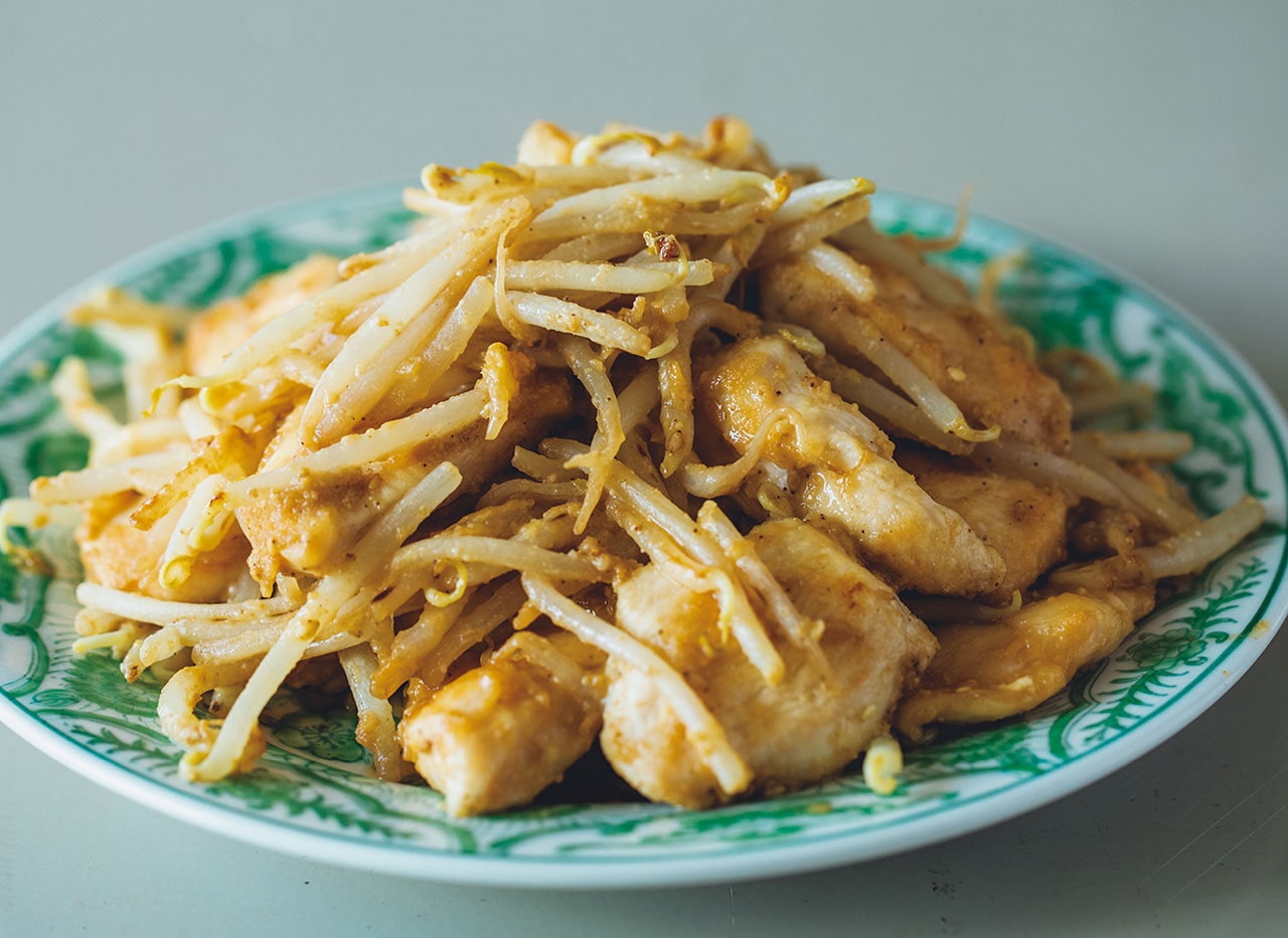 ごまの香りが食欲をそそる「鶏肉ともやしのごまみそ炒め」レシピ／今井 亮さん