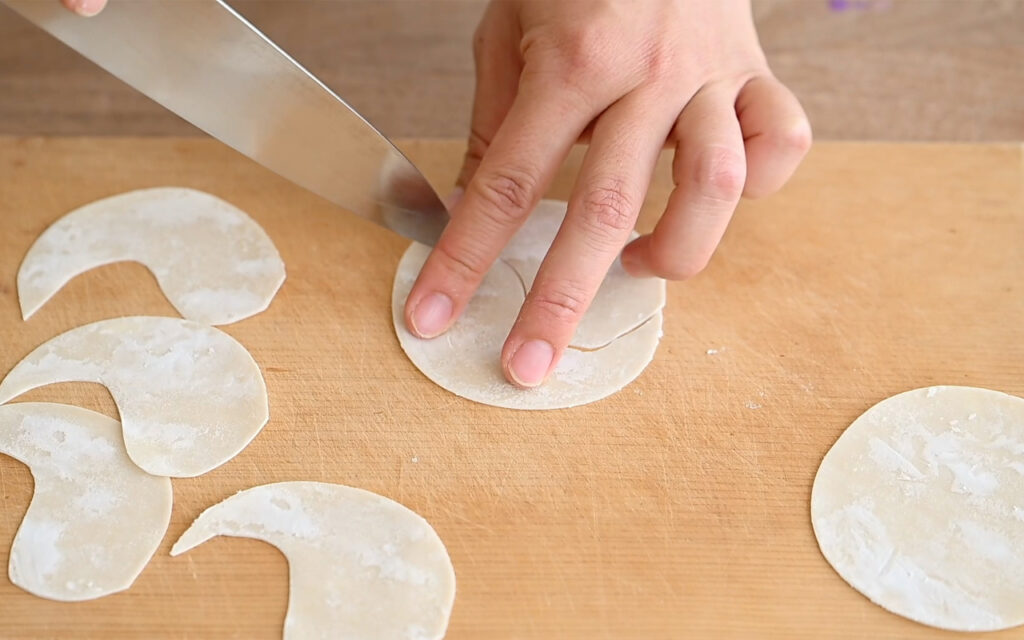 餃子の皮をおばけの形になるように半分に切り、ストローで目をくり抜く。