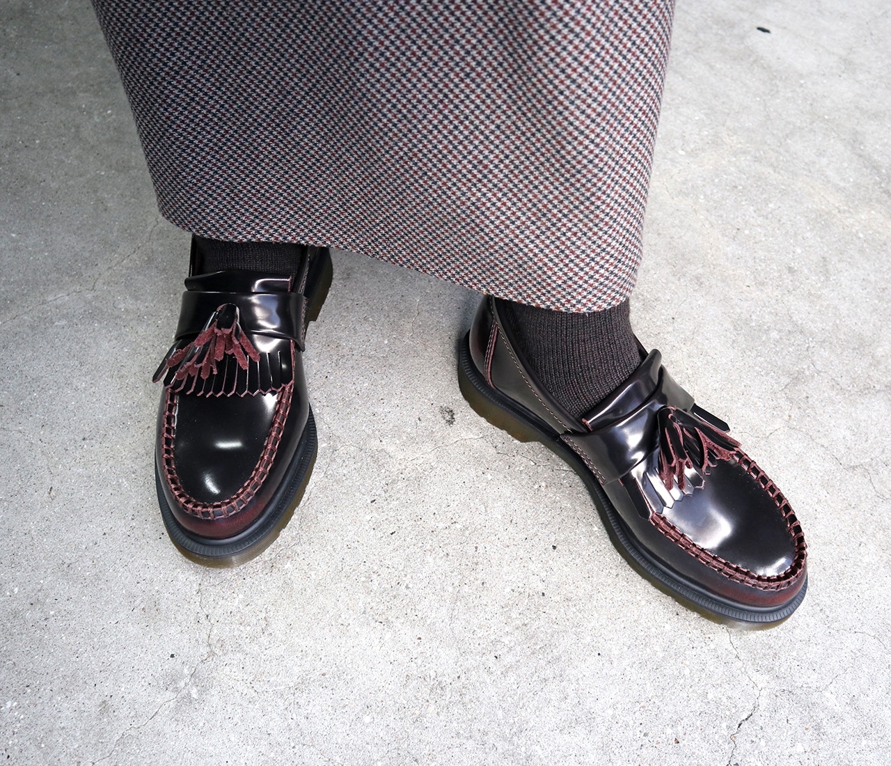 靴：ドクターマーチン【ADRIAN タッセルローファー】　ワンピース：バッカ ソックス：ファルケ